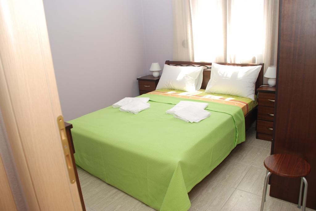 Marianna Apartments Nea Roda Rum bild