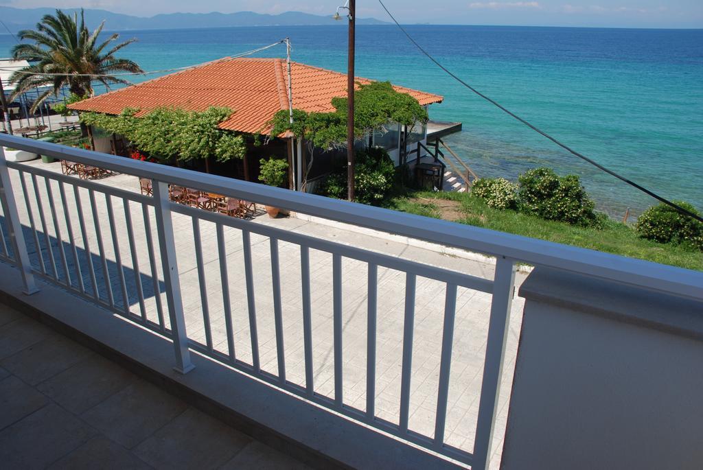 Marianna Apartments Nea Roda Rum bild