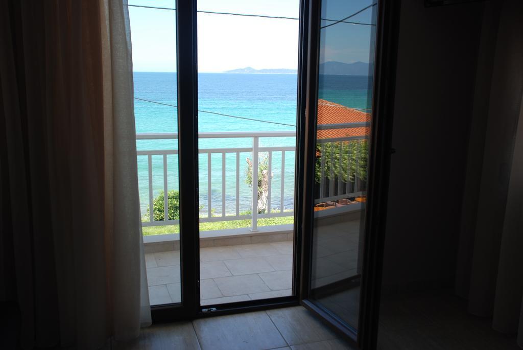 Marianna Apartments Nea Roda Rum bild