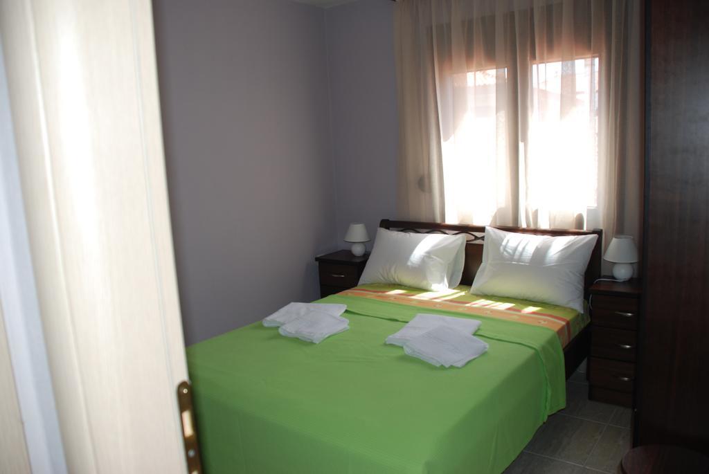 Marianna Apartments Nea Roda Rum bild