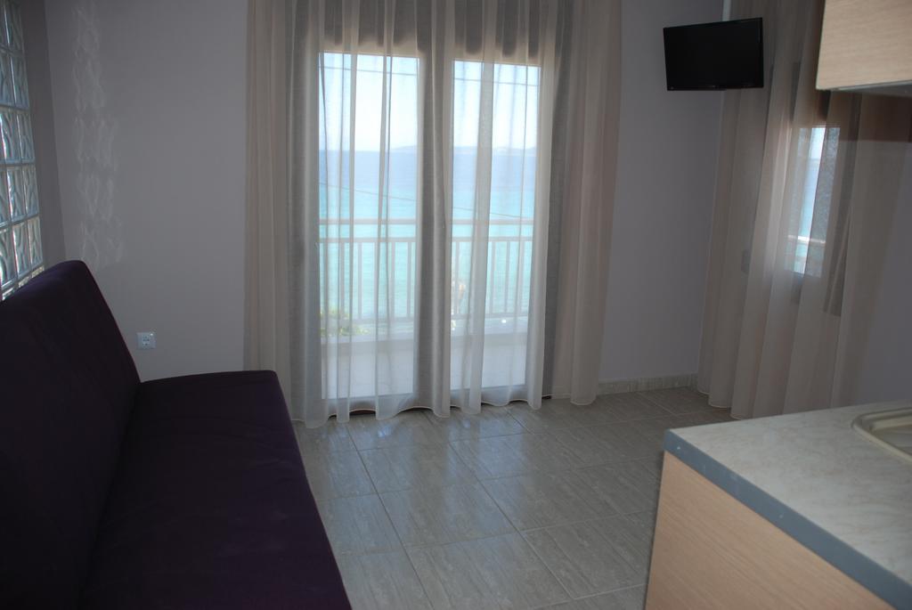 Marianna Apartments Nea Roda Rum bild
