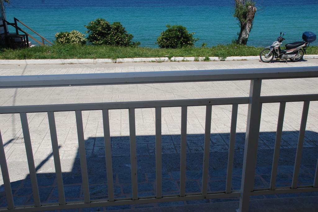 Marianna Apartments Nea Roda Rum bild