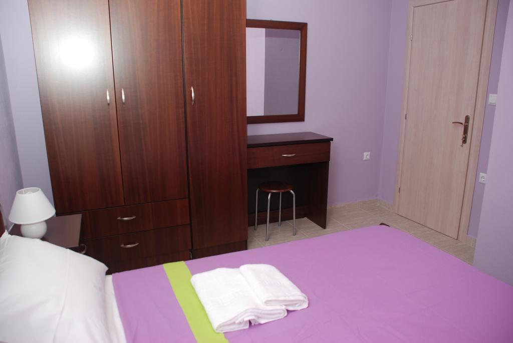 Marianna Apartments Nea Roda Rum bild
