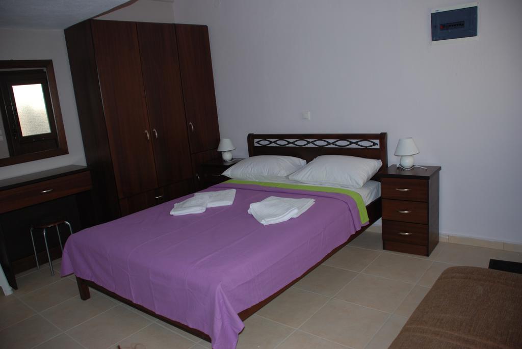 Marianna Apartments Nea Roda Rum bild
