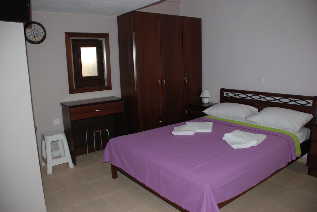 Marianna Apartments Nea Roda Rum bild